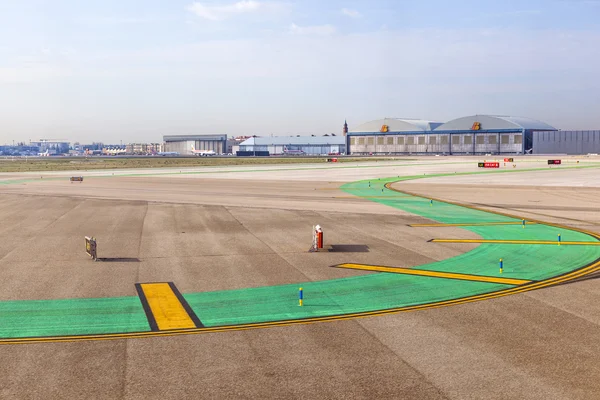 Start-en landingsbaan op de luchthaven van de barajay in madrid, Spanje — Stockfoto