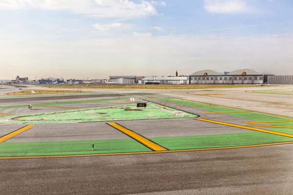 Start-en landingsbaan op de luchthaven van de barajay in madrid, Spanje — Stockfoto