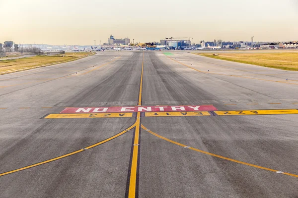 Start- und Landebahn des Flughafens Barajay in Madrid, Spanien — Stockfoto