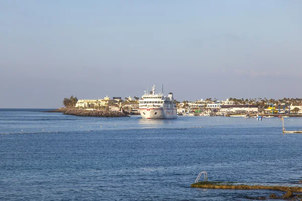 Ferry Volcan de Timanfaya ARMAS se dirige al puerto de Playa Bla — Foto de Stock