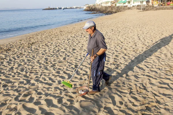 Governo uomo pulisce la spiaggia — Foto Stock
