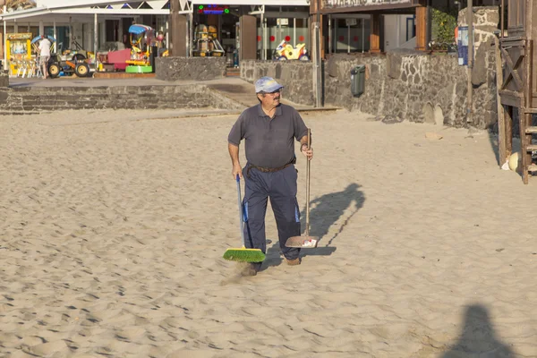 Regering man reinigt het strand — Stockfoto