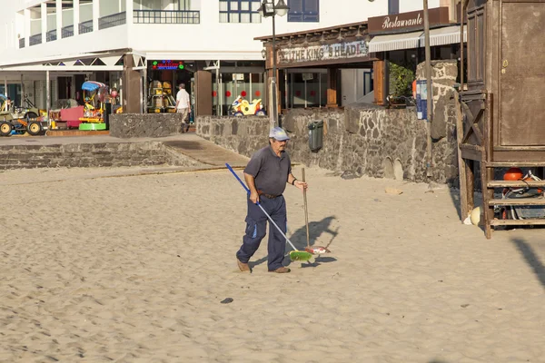 El hombre del gobierno limpia la playa — Foto de Stock