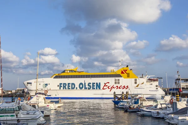 O ferry Bocayna Express de Fred Olsen no porto de Playa — Fotografia de Stock