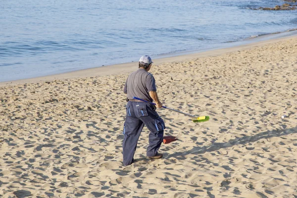 Government man cleans the beach — Stock Photo, Image