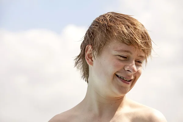 Aranyos fiú a medencénél portréja — Stock Fotó