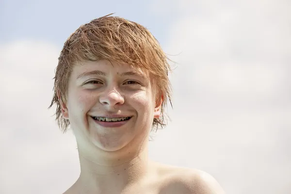Retrato de menino bonito na piscina — Fotografia de Stock