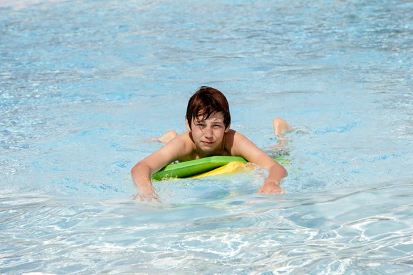 Мальчик серфинг в бассейне — стоковое фото