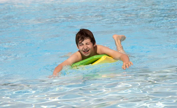 Junge surft im Pool — Stockfoto