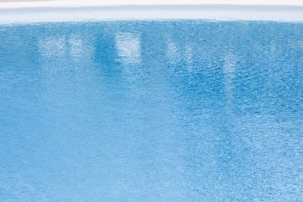 Vzorek vody v bazénu, což odráží slunce v harmonické wa — Stock fotografie