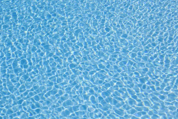 Vzorek vody v bazénu, což odráží slunce v harmonické wa — Stock fotografie