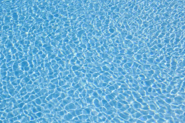 Modello di acqua in piscina che riflette il sole in una wa armonica — Foto Stock