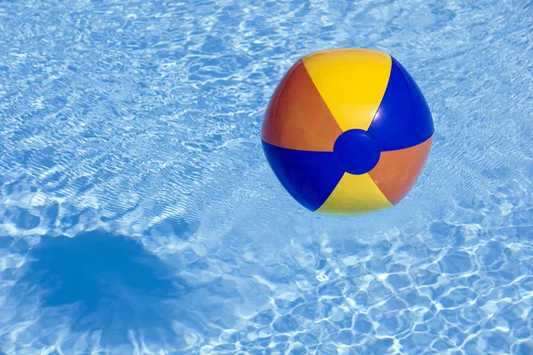 Opgeblazen plastic bal vliegen in het zwembad — Stockfoto