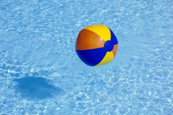 Bola de plástico inflada volando en la piscina — Foto de Stock