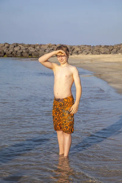 Αγόρι απολαμβάνει την παραλία στο πρωί της Κυριακής — Φωτογραφία Αρχείου