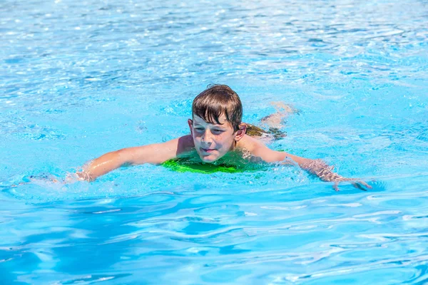 수영장에서 수영하는 소년 — 스톡 사진