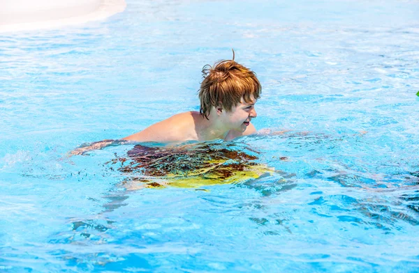 Fiú úszik a medencében — Stock Fotó