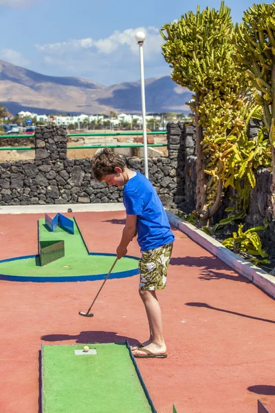 Chlapec miluje hrát Mini-Golf — Stock fotografie