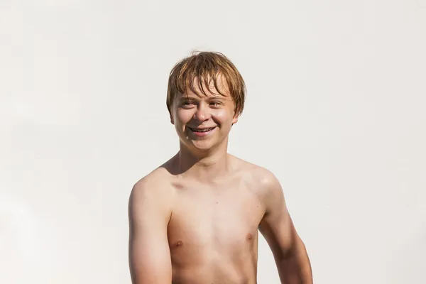 Porträt eines süßen Jungen nach dem Schwimmen im Pool — Stockfoto