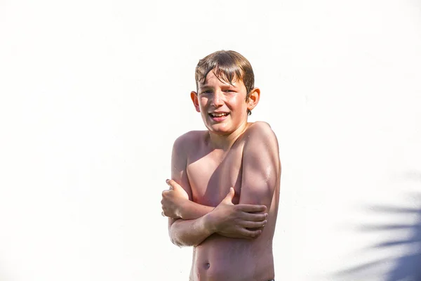 Портрет милого мальчика после купания в бассейне — стоковое фото