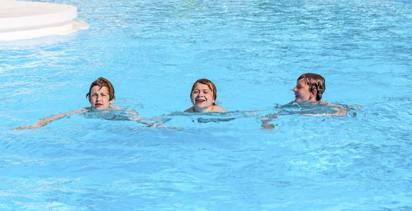 Três amigos nadando seguidos — Fotografia de Stock