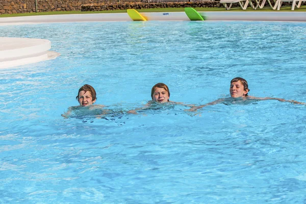 Drei Freunde, die hintereinander schwimmen — Stockfoto