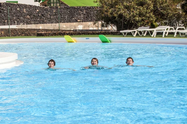 Üç arkadaş bir satırda Yüzme — Stok fotoğraf