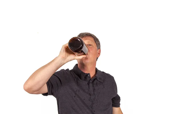 Чоловік п'є алкоголю — стокове фото