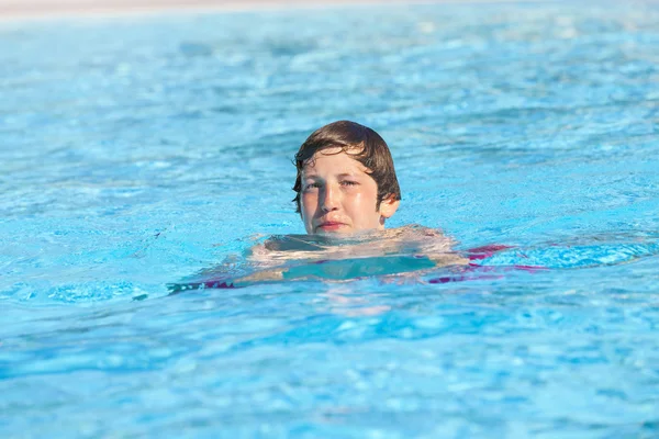 Chłopiec pływanie w basenie — Zdjęcie stockowe