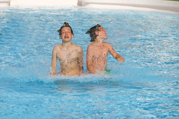 Fratelli che giocano insieme in piscina — Foto Stock