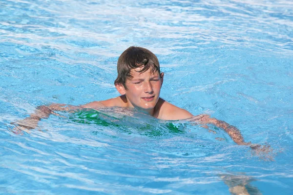 Ragazzo nuotare in piscina — Foto Stock