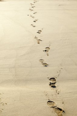 kum plaj insan ayak izleri