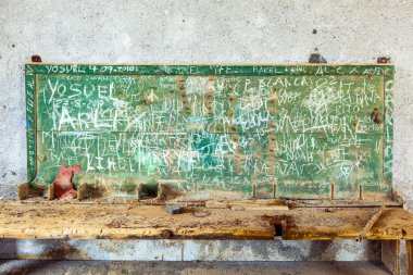 terkedilmiş fabrikada tebeşir tahtası