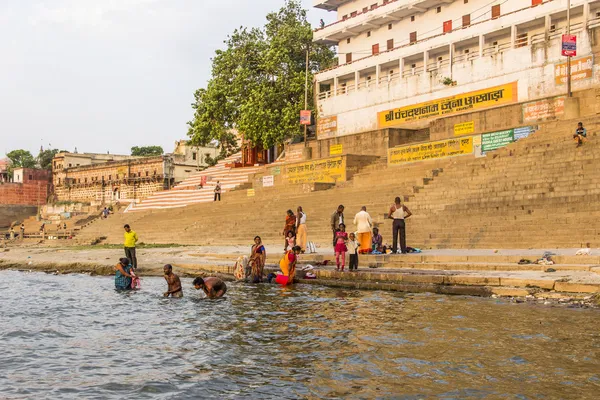 Kolorowe głównych ghat w varanasi — Zdjęcie stockowe