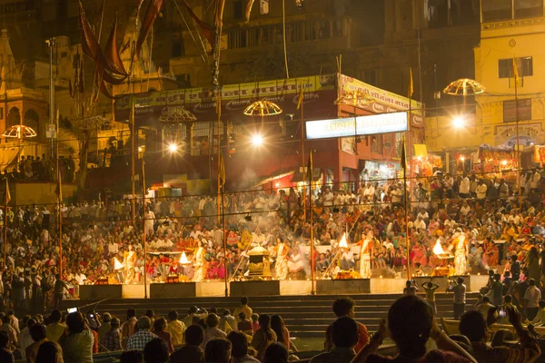 Farbenfrohe Hauptghat in Varanasi bei Nacht — Stockfoto