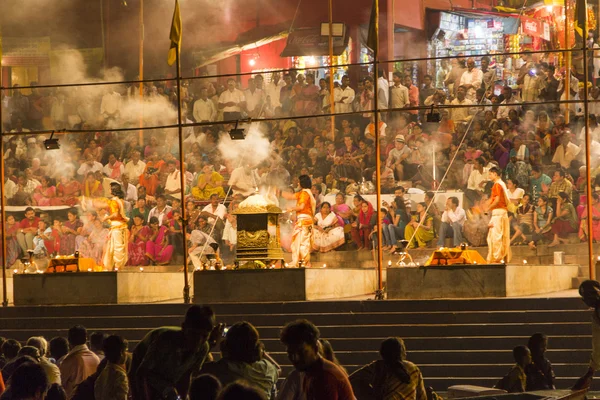 Colorido ghat principal en varanasi por la noche —  Fotos de Stock
