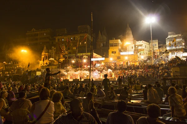 Ghat principale variopinto in varanasi di notte — Foto Stock