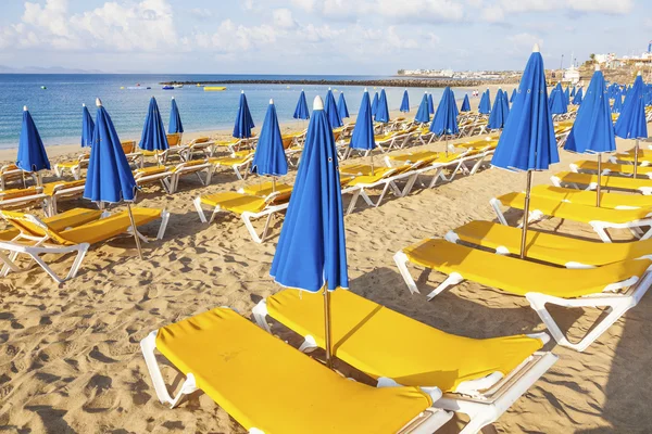 在清晨的阳光海滩在沙发的遮阳伞和空旷的海滩 — 图库照片