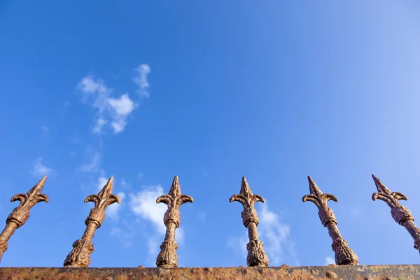 Rezavý plot pod modrou oblohou — Stock fotografie