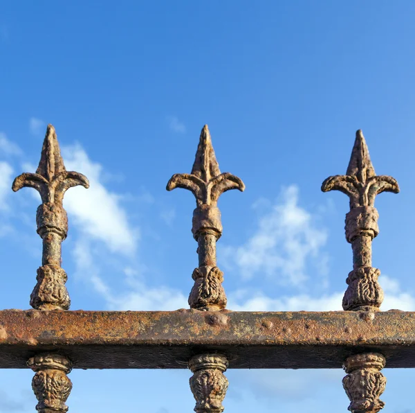 Rostig staket under blå himmel — Stockfoto