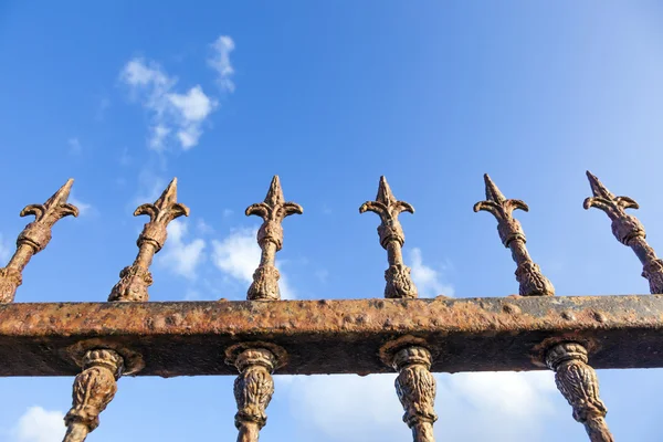Rusty fence under blue sky — Stock Photo, Image