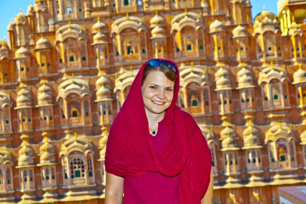 Hermosa mujer europea frente a Hawa Mahal en Jaipur, Rajas —  Fotos de Stock