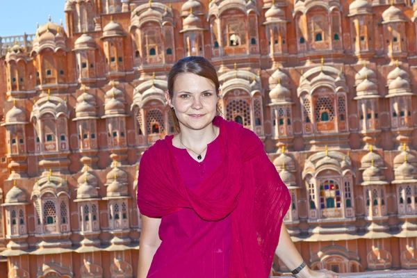 Jaipur, rajas olarak hawa mahal önünde güzel bir Avrupa kadın — Stok fotoğraf
