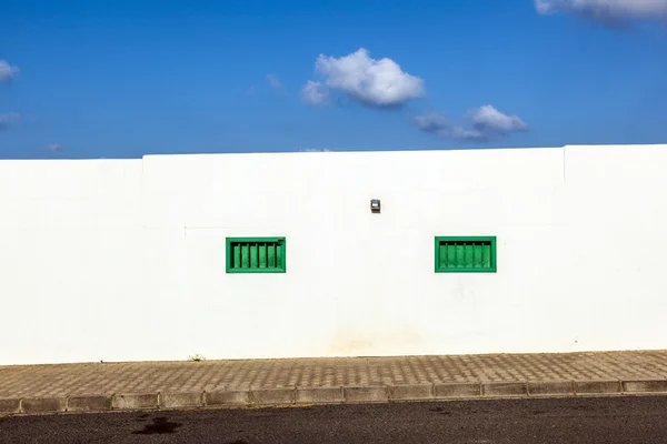 Fachada f casa mediterránea con persianas cerradas —  Fotos de Stock