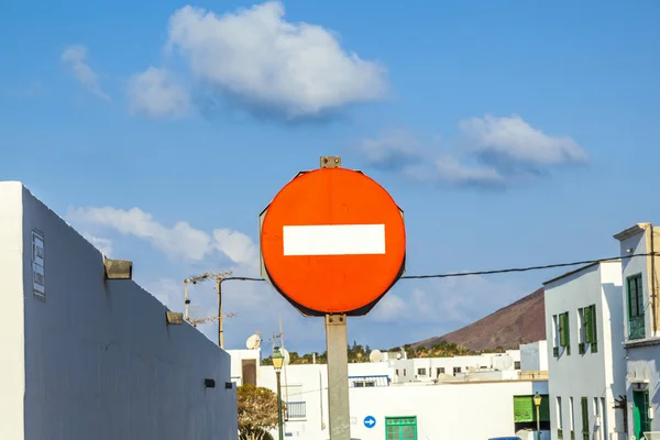Cartello stradale strada a senso unico nel villaggio mediterraneo — Foto Stock