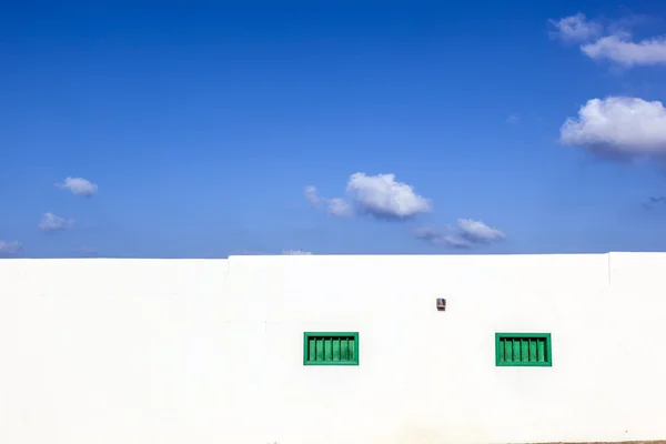 Fasáda f středomořské dům s uzavřeným shutterblinds — Stock fotografie
