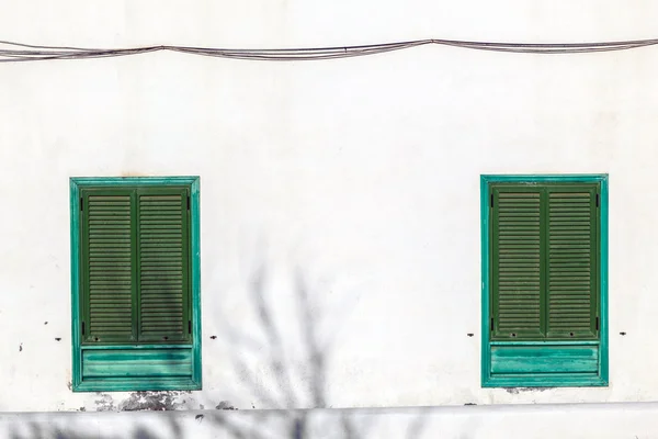 Фасад средиземноморского дома с закрытыми жалюзи — стоковое фото