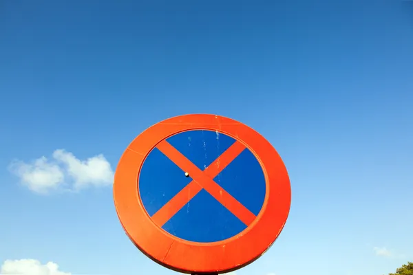 Немає знака паркування та зупинки під блакитним небом — стокове фото