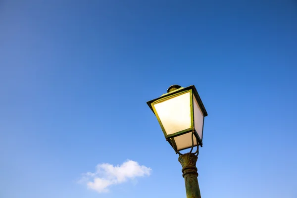 Lantaarn onder de blauwe hemel — Stockfoto