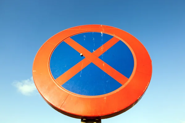 Nessun parcheggio e segnale di stop sotto il cielo blu — Foto Stock